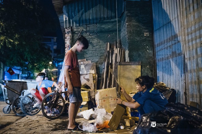 Chuyện 3 anh em nhặt rác kiếm cơm phụ mẹ khi Hà Nội lên đèn: Mẹ đi hò ve chai, còn tụi em ăn no rồi mới đi làm - Ảnh 2.