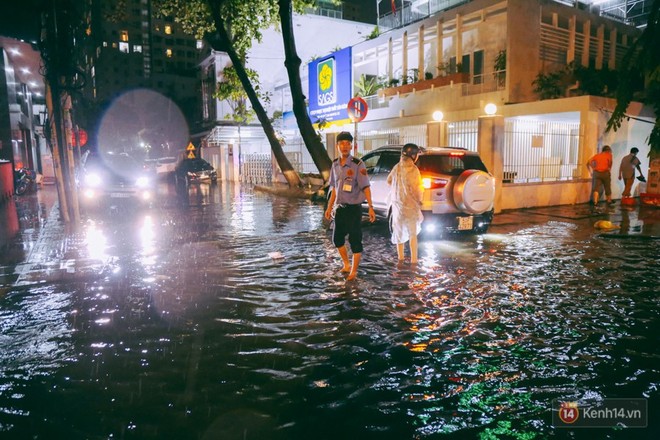 Khu vực sân bay Tân Sơn Nhất ngập nặng sau mưa lớn, hành khách vượt sông ra phi trường - Ảnh 13.