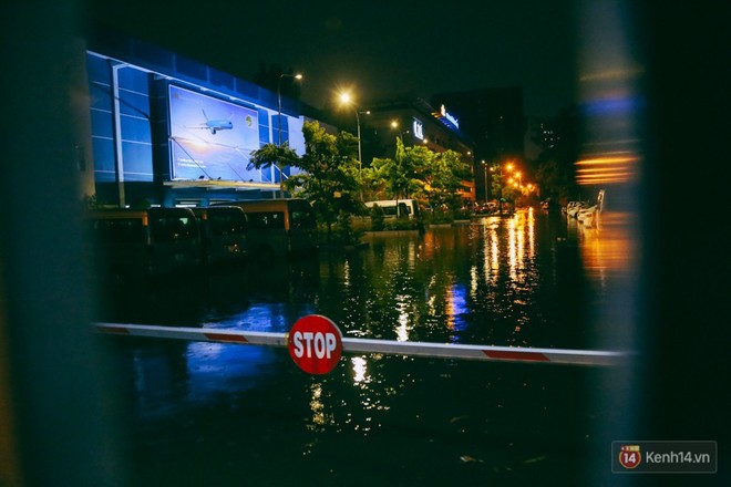 Khu vực sân bay Tân Sơn Nhất ngập nặng sau mưa lớn, hành khách vượt sông ra phi trường - Ảnh 15.