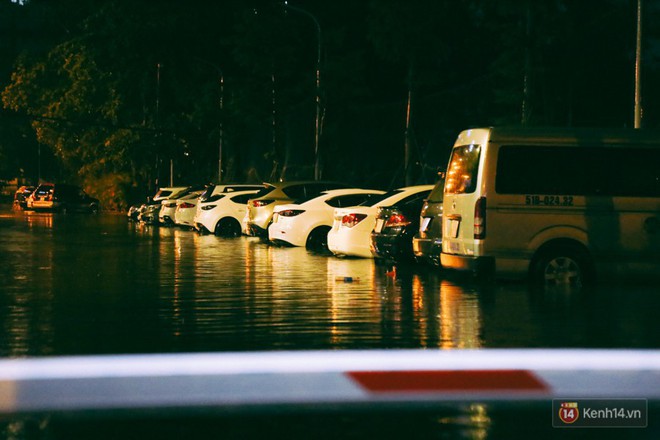 Khu vực sân bay Tân Sơn Nhất ngập nặng sau mưa lớn, hành khách vượt sông ra phi trường - Ảnh 16.
