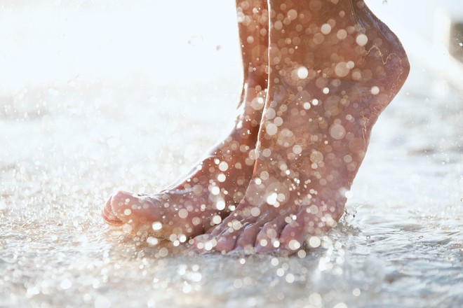 Đôi dép tông mùa hè có thể đang ảnh hưởng đôi chân của bạn theo những cách này - Ảnh 3.