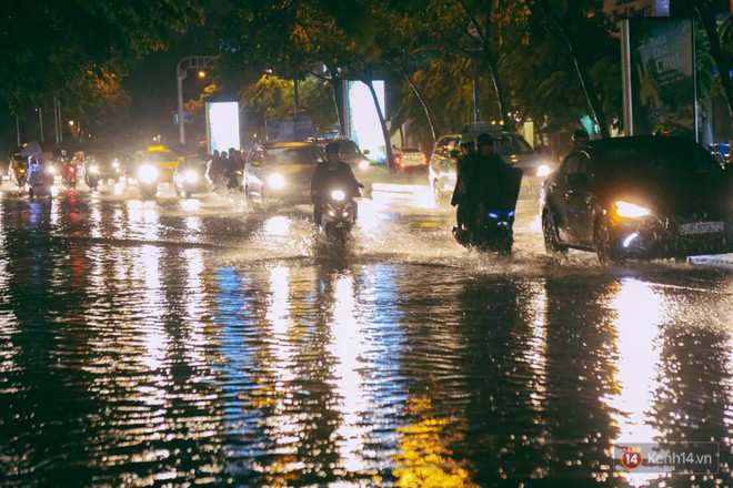 Khu vực sân bay Tân Sơn Nhất ngập nặng sau mưa lớn, hành khách vượt sông ra phi trường - Ảnh 5.