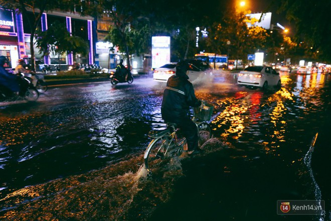 Khu vực sân bay Tân Sơn Nhất ngập nặng sau mưa lớn, hành khách vượt sông ra phi trường - Ảnh 7.