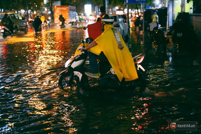 Khu vực sân bay Tân Sơn Nhất ngập nặng sau mưa lớn, hành khách vượt sông ra phi trường - Ảnh 8.