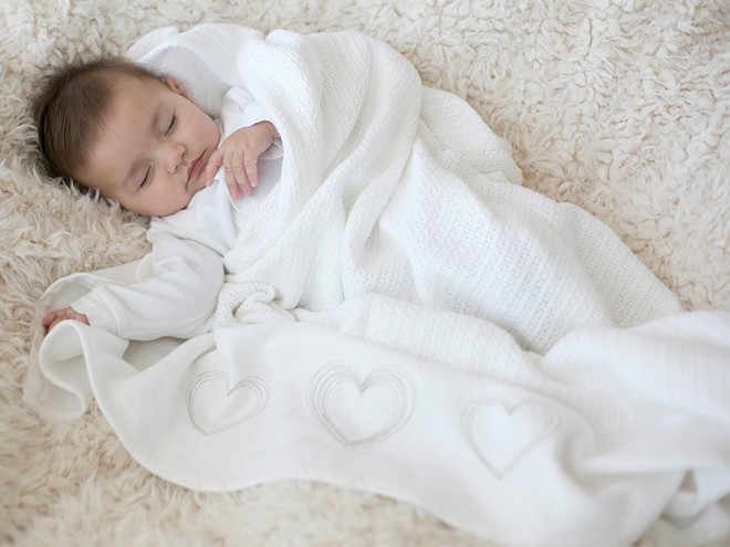 Đắp chăn cho trẻ nhỏ khi ngủ, bố mẹ nhất định phải nhớ nguyên tắc tối quan trọng này - Ảnh 1.