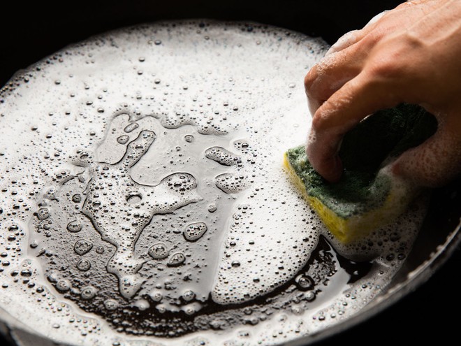 5 cách làm sạch vết bẩn ở xoong, nồi từ những nguyên liệu rẻ tiền sẵn có trong bếp - Ảnh 4.