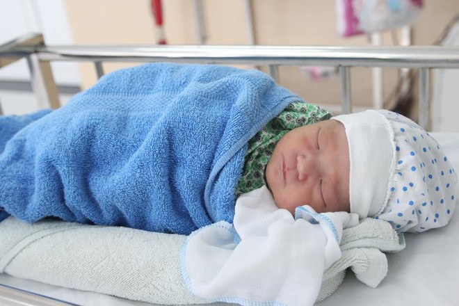 Hà Nội: Hai bé sơ sinh bị mẹ bỏ rơi tại bệnh viện đã khỏe mạnh, chưa có ai đến nhận, nhiều mẹ muốn xin con về nuôi - Ảnh 2.