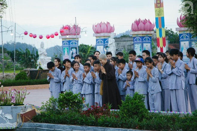 Hàng ngàn người đến đại lễ Phật Đản để được làm nghi lễ tắm Phật - Ảnh 2.
