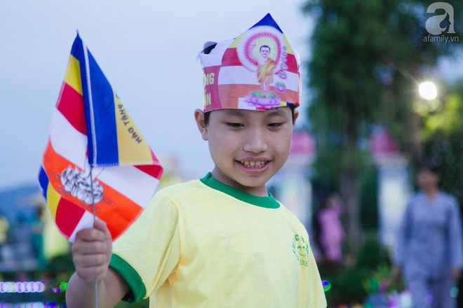 Hàng ngàn người đến đại lễ Phật Đản để được làm nghi lễ tắm Phật - Ảnh 1.