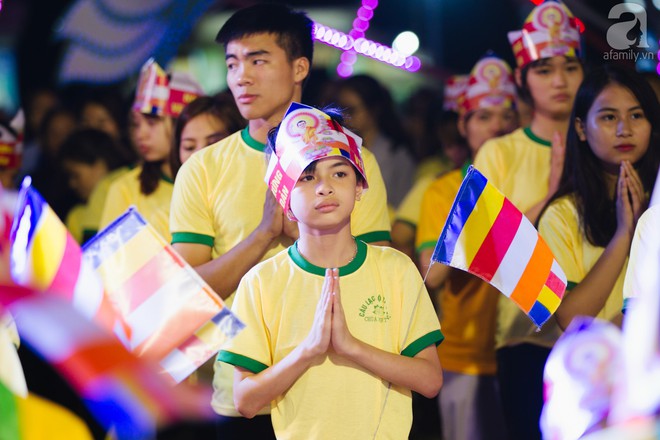 Hàng ngàn người đến đại lễ Phật Đản để được làm nghi lễ tắm Phật - Ảnh 8.