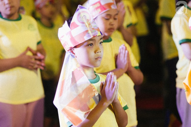 Hàng ngàn người đến đại lễ Phật Đản để được làm nghi lễ tắm Phật - Ảnh 7.