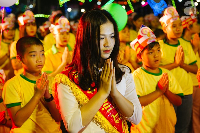 Hàng ngàn người đến đại lễ Phật Đản để được làm nghi lễ tắm Phật - Ảnh 5.