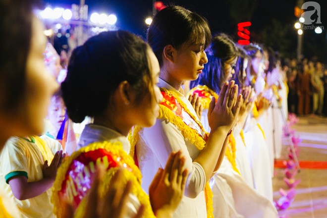 Hàng ngàn người đến đại lễ Phật Đản để được làm nghi lễ tắm Phật - Ảnh 4.