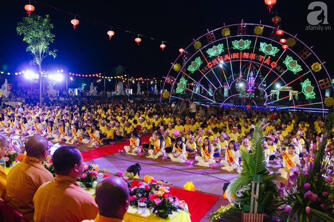 Hàng ngàn người đến đại lễ Phật Đản để được làm nghi lễ tắm Phật - Ảnh 9.