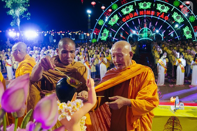 Hàng ngàn người đến đại lễ Phật Đản để được làm nghi lễ tắm Phật - Ảnh 10.