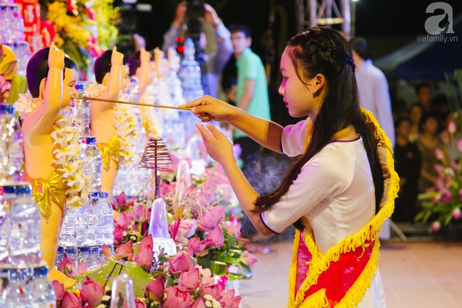 Hàng ngàn người đến đại lễ Phật Đản để được làm nghi lễ tắm Phật - Ảnh 15.