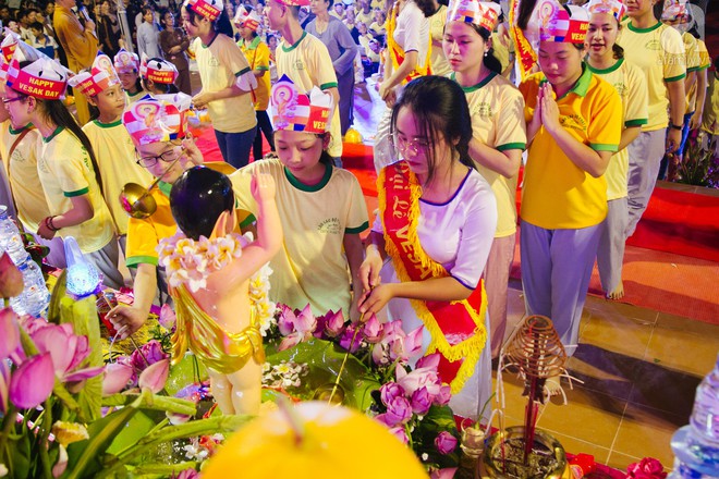 Hàng ngàn người đến đại lễ Phật Đản để được làm nghi lễ tắm Phật - Ảnh 14.
