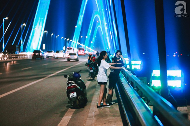 Người dân vô tư vượt lan can, đi ngược chiều để hóng mát trên cầu Nhật Tân - Ảnh 8.