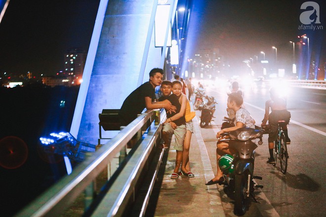 Người dân vô tư vượt lan can, đi ngược chiều để hóng mát trên cầu Nhật Tân - Ảnh 9.