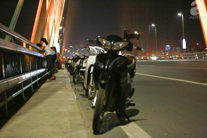 Người dân vô tư vượt lan can, đi ngược chiều để hóng mát trên cầu Nhật Tân - Ảnh 2.