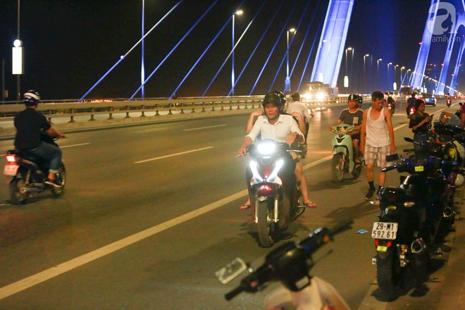 Người dân vô tư vượt lan can, đi ngược chiều để hóng mát trên cầu Nhật Tân - Ảnh 12.