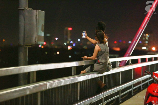 Người dân vô tư vượt lan can, đi ngược chiều để hóng mát trên cầu Nhật Tân - Ảnh 7.