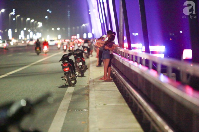 Người dân vô tư vượt lan can, đi ngược chiều để hóng mát trên cầu Nhật Tân - Ảnh 11.