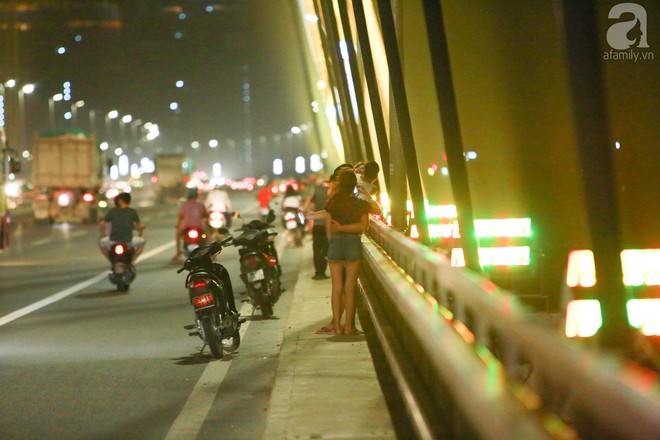 Người dân vô tư vượt lan can, đi ngược chiều để hóng mát trên cầu Nhật Tân - Ảnh 10.