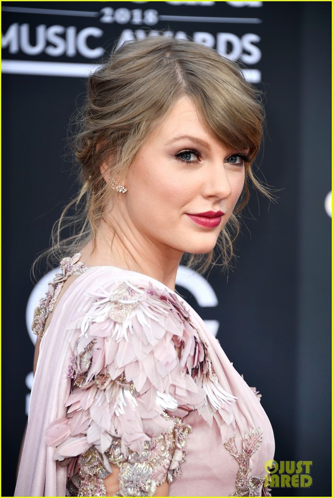 Xà nữ Taylor Swift vừa tái xuất thảm đỏ Billboard đã ẵm ngay 2 giải lớn về nhà - Ảnh 1.
