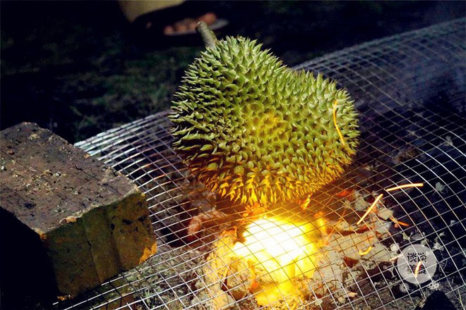 Mother shaking her head when her daughter insists on grilling durians but little did she know that this is a delicacy at a fancy restaurant - Photo 1.