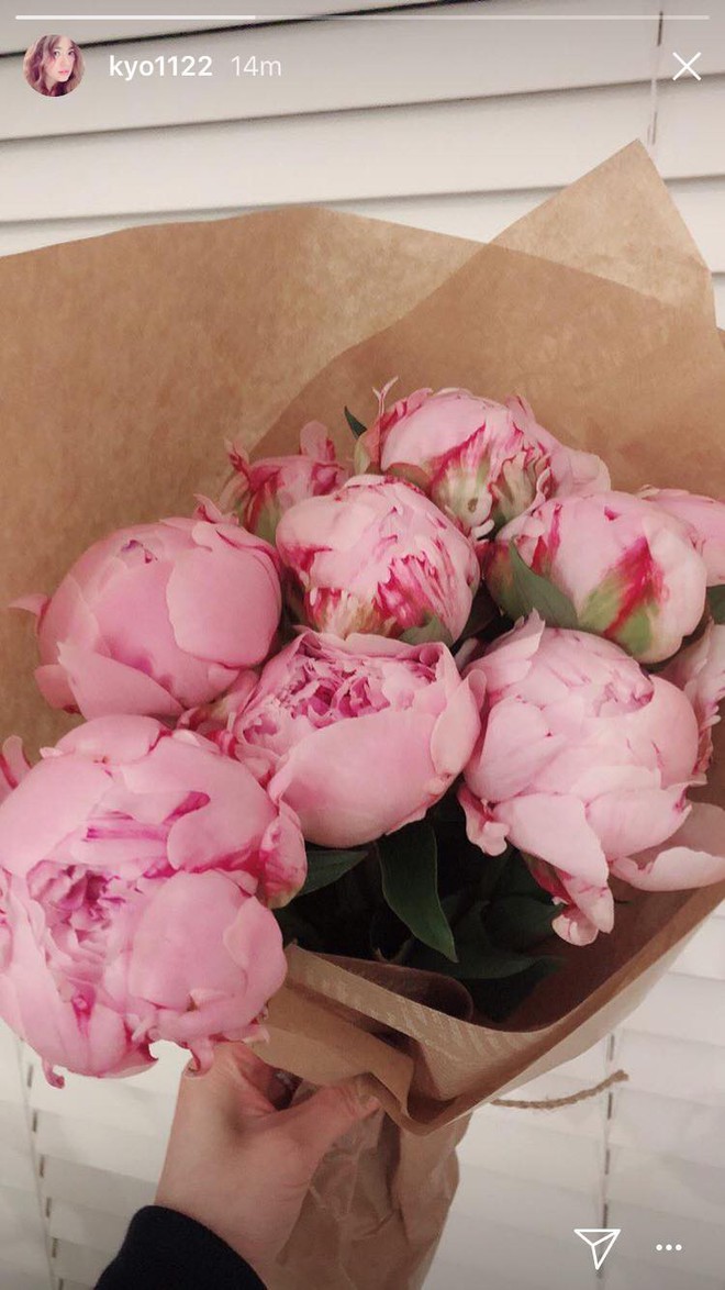 Rần rần khi Song Hye Kyo khoe ảnh hoa ông xã tặng, cùng vợ chồng nàng cỏ đăng ảnh kỷ niệm một ngày đặc biệt - Ảnh 2.