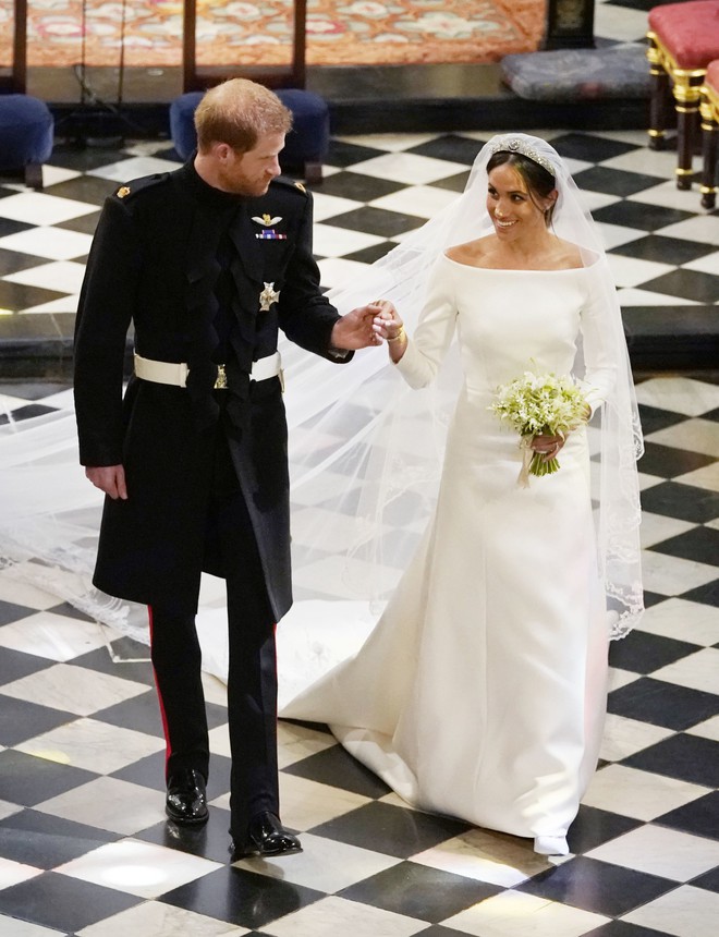 Trông thì tối giản nhưng 2 mẫu váy cưới của Meghan Markle trị giá tới hơn 8 tỷ đồng - Ảnh 1.