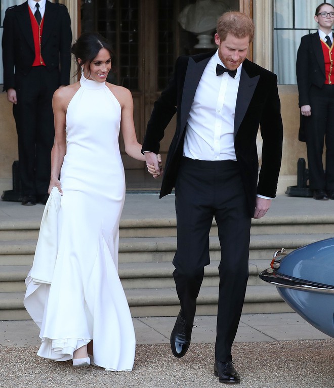 Trông thì tối giản nhưng 2 mẫu váy cưới của Meghan Markle trị giá tới hơn 8 tỷ đồng - Ảnh 4.