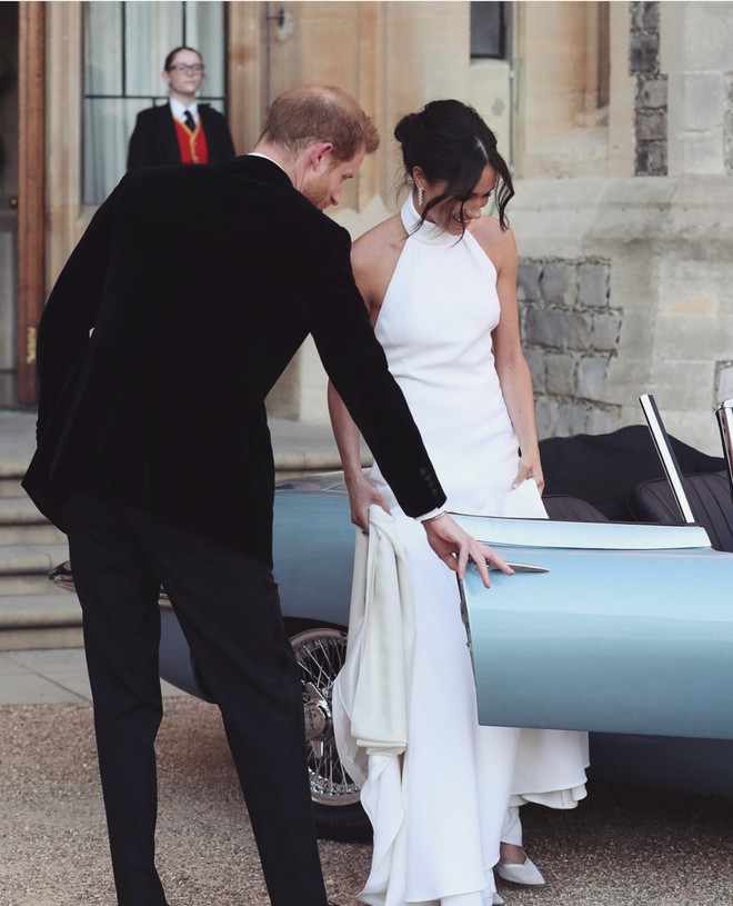 Trông thì tối giản nhưng 2 mẫu váy cưới của Meghan Markle trị giá tới hơn 8 tỷ đồng - Ảnh 5.