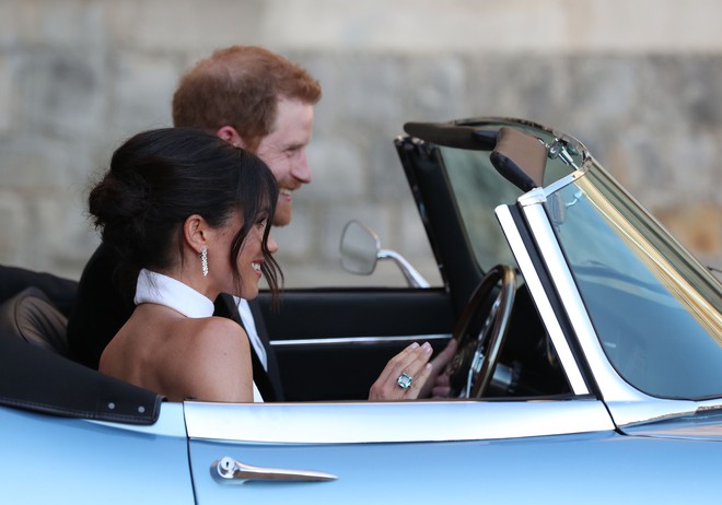 Trông thì tối giản nhưng 2 mẫu váy cưới của Meghan Markle trị giá tới hơn 8 tỷ đồng - Ảnh 6.