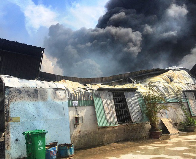 Cháy xưởng đệm mút ở Bình Định, hơn 400 người dập lửa - Ảnh 3.
