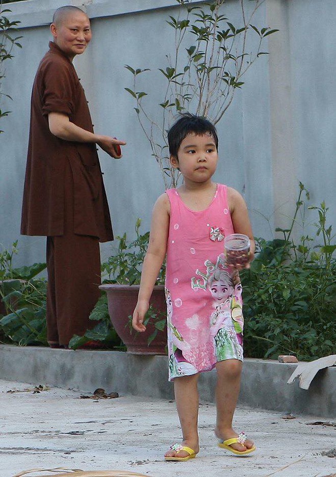 Mẹ bé gái mất tích cách đây 2 năm bối rối khi nhiều người gọi đến, nhầm bé gái mới bị bỏ rơi ở Quốc Oai là con mình - Ảnh 2. Mẹ bé gái mất tích cách đây 2 năm bối rối khi nhiều người gọi đến, nhầm bé gái mới bị bỏ rơi ở Quốc Oai là con mình - Ảnh 2.