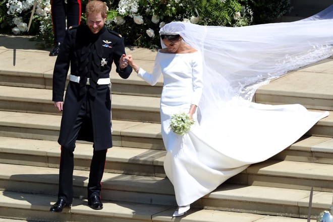 Váy cưới của Meghan Markle trong hôn lễ với người chồng đầu và váy cưới hiện tại: cả một sự lên đời ngoạn mục - Ảnh 3.
