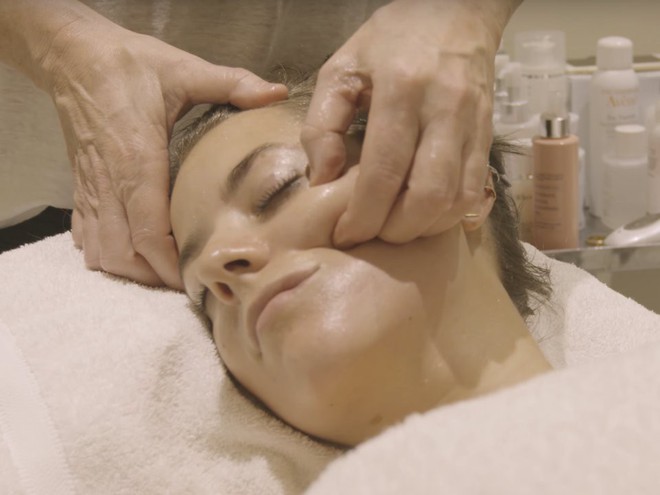 Liệu pháp massage kỳ cục này chính là bí quyết giúp Công nương Meghan Markle có khuôn mặt thon gọn và làn da bóng khỏe - Ảnh 4.