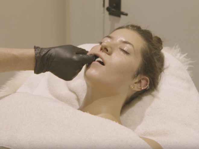 Liệu pháp massage kỳ cục này chính là bí quyết giúp Công nương Meghan Markle có khuôn mặt thon gọn và làn da bóng khỏe - Ảnh 6.