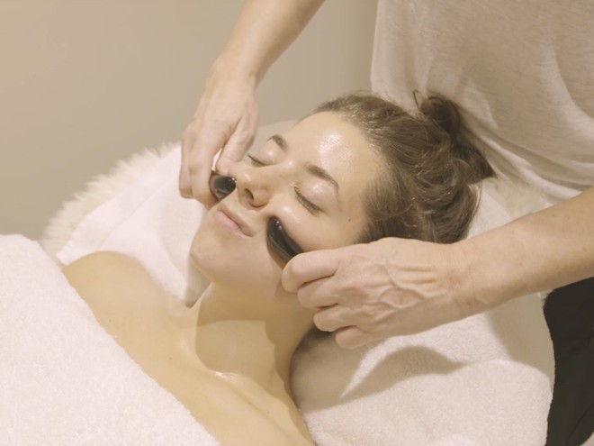 Liệu pháp massage kỳ cục này chính là bí quyết giúp Công nương Meghan Markle có khuôn mặt thon gọn và làn da bóng khỏe - Ảnh 7.