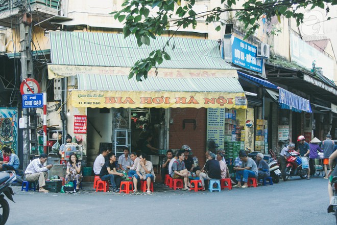 Nắng nóng, nhiều quán bia hơi ở Hà Nội nuốt chửng vỉa hè - Ảnh 1.