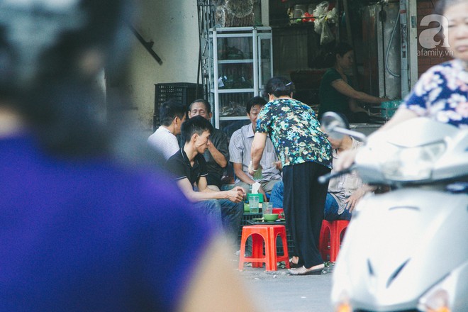 Nắng nóng, nhiều quán bia hơi ở Hà Nội nuốt chửng vỉa hè - Ảnh 2.