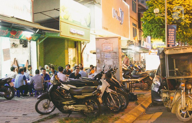 Nắng nóng, nhiều quán bia hơi ở Hà Nội nuốt chửng vỉa hè - Ảnh 4.