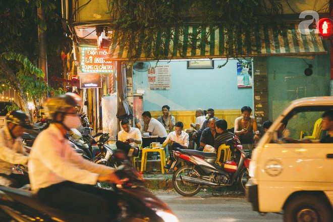 Nắng nóng, nhiều quán bia hơi ở Hà Nội nuốt chửng vỉa hè - Ảnh 3.