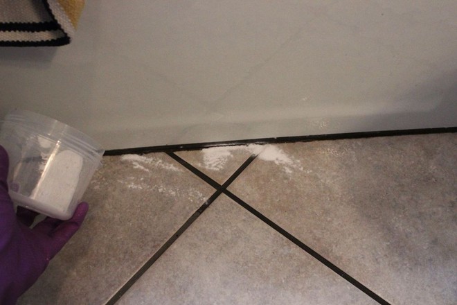 Đừng chỉ lau với nước, bạn phải sử dụng những nguyên liệu sau để khử mùi hôi khủng khiếp của nước tiểu chó, mèo trong nhà - Ảnh 3.