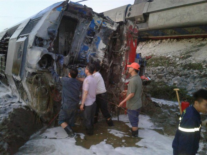 Tổng Công ty đường sắt xác nhận lái và phụ tàu đã tử vong trong vụ tàu hỏa đâm xe ben, khiến 10 người thương vong - Ảnh 5.