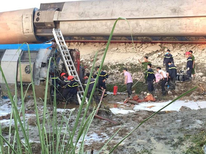 Tổng Công ty đường sắt xác nhận lái và phụ tàu đã tử vong trong vụ tàu hỏa đâm xe ben, khiến 10 người thương vong - Ảnh 4.