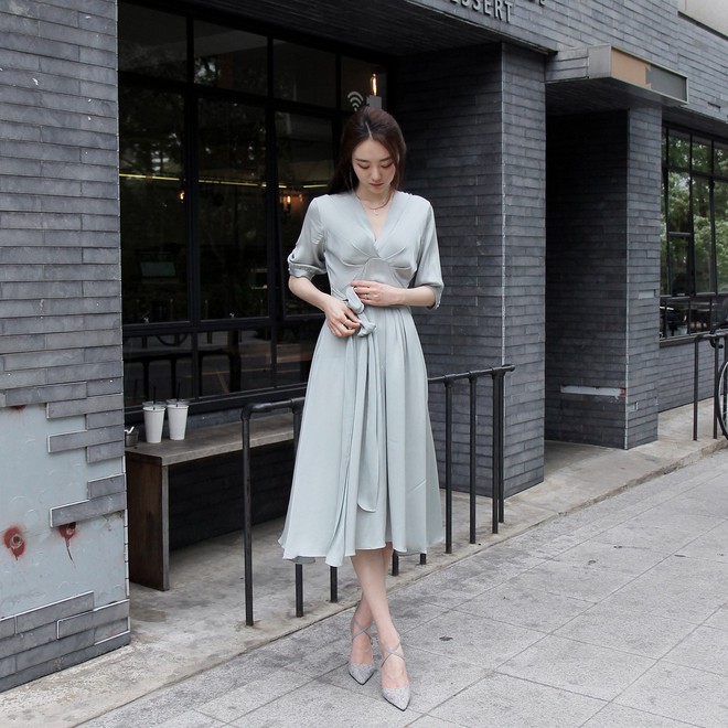 Trong những ngày hè nắng gắt, váy chính là món đồ chiếm ưu thế trong street style của các quý cô Châu Á - Ảnh 2.