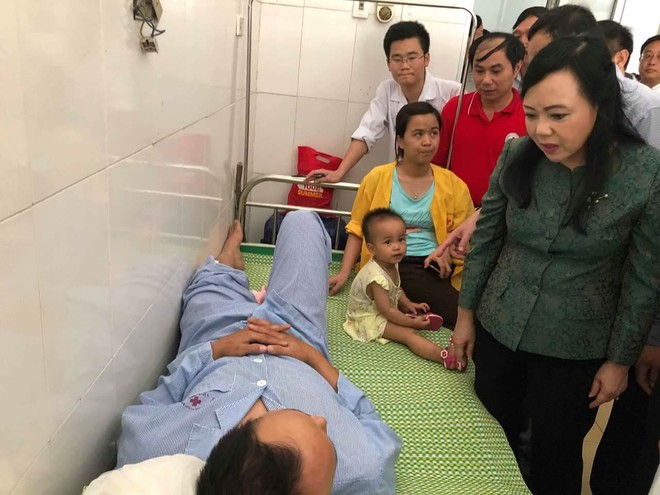 Bộ trưởng Bộ Y tế thăm nạn nhân vụ lật tàu khiến 10 người thương vong ở Thanh Hóa - Ảnh 2.